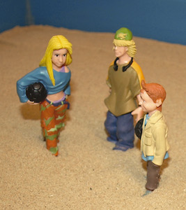Sandspieltheraphie_Frankfurt_Philosophie_des_Sandspiels_Figuren_im_Sandspiel